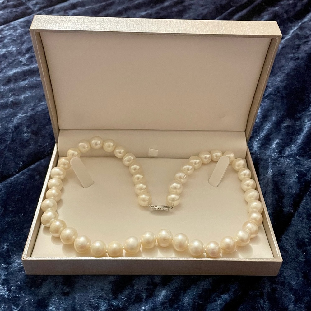 NWOT 17 inch Genuine Freshwater Pearl Choker.  Pearls are approximately 12mm